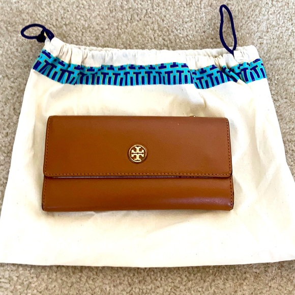 Tory Burch Handbags - Tory Burch Robinson envelope wallet.